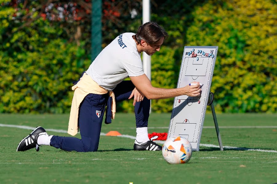 Como era Zubeldía no Barcelona? Técnico do São Paulo já treinou rival