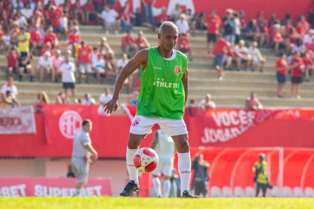 Romário fica no banco em vitória do America-RJ e tem estreia adiada