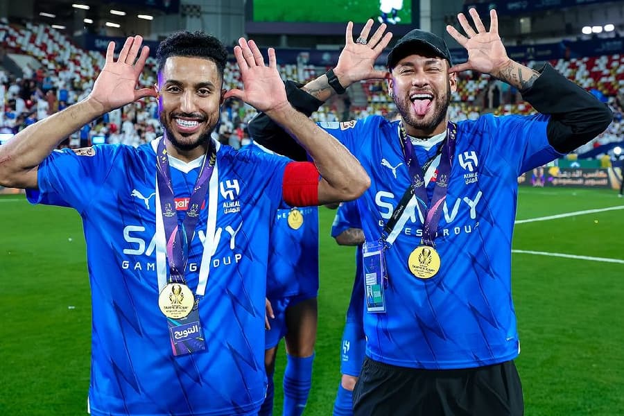 Quem são os 10 jogadores brasileiros com mais títulos oficias na história