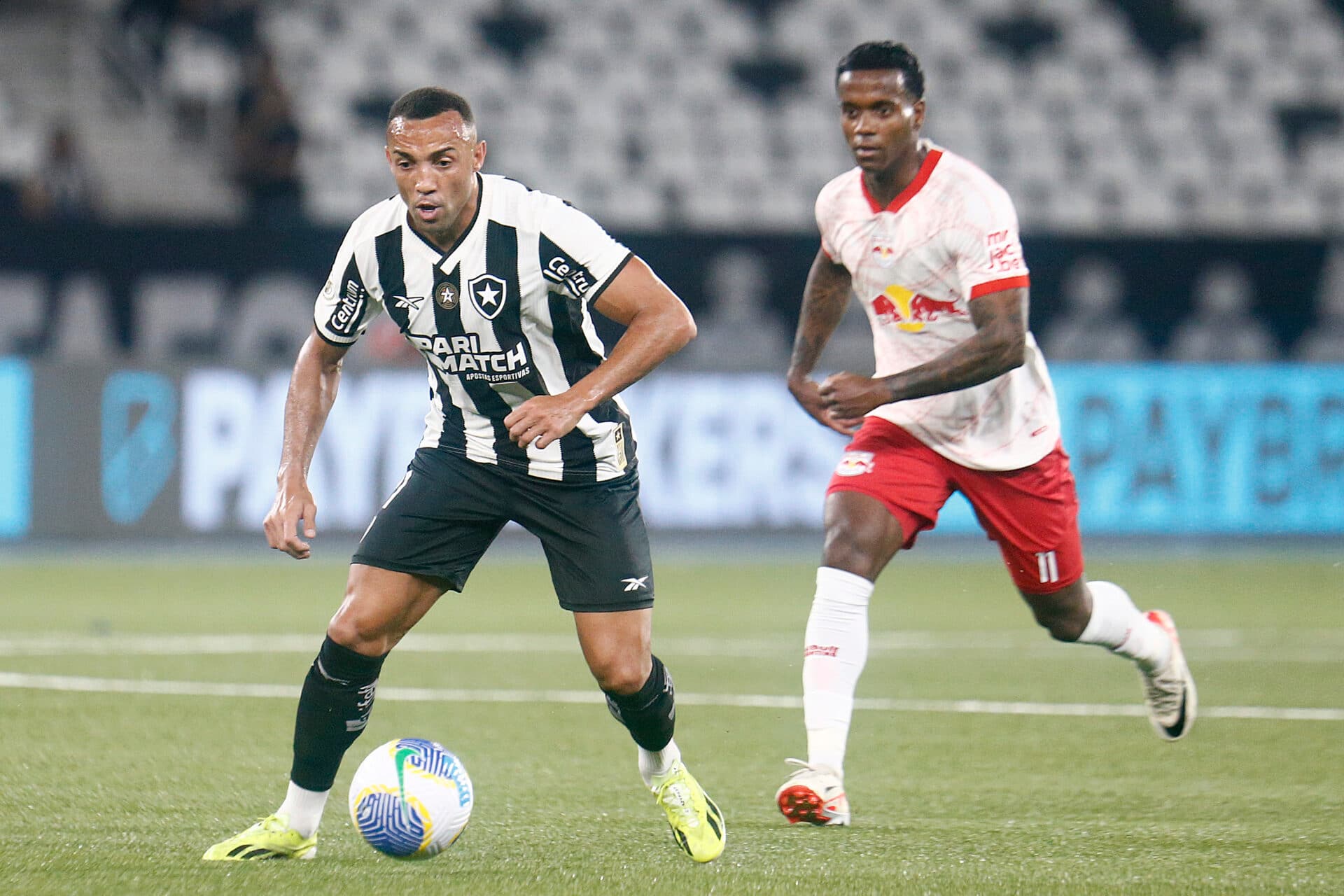 Botafogo vence o Bragantino e segue na cola dos líderes