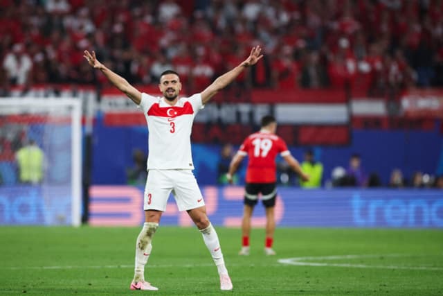 Turquia surpreende a Áustria e pega a Holanda nas quartas da Euro