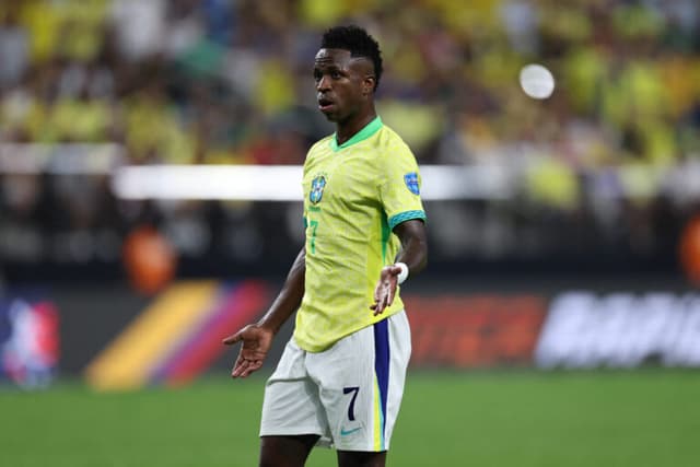 Ausente na eliminação do Brasil, Vini Jr. vê Bola de Ouro ameaçada
