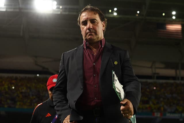 Técnico da Colômbia tenta evitar, mas engrossa críticas à Conmebol