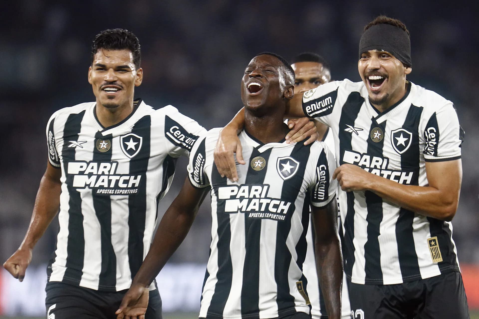 Botafogo sobra contra o Galo e mantém perseguição ao Fla