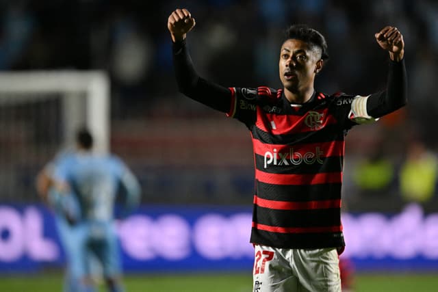 Flamengo perde na altitude, mas avança às quartas da Libertadores