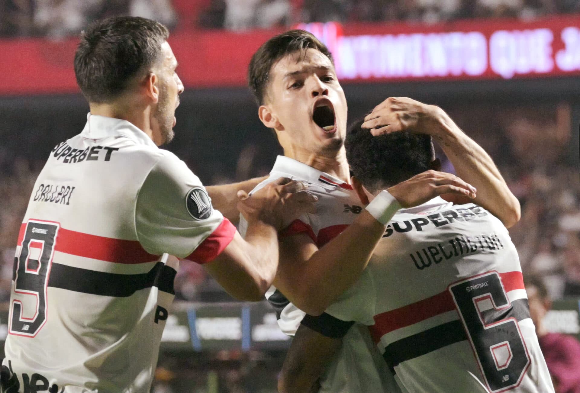 São Paulo vence Nacional e se garante nas quartas da Libertadores