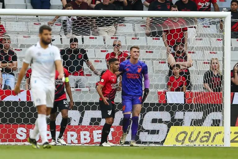 Grêmio aproveita erros do Athletico-PR e vence a 1ª fora de casa
