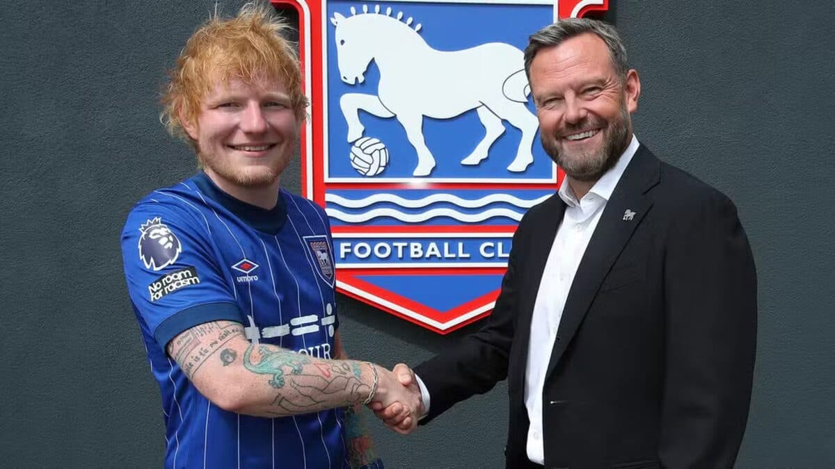 Ed Sheeran vira acionista do Ipswich Town, seu clube do coração