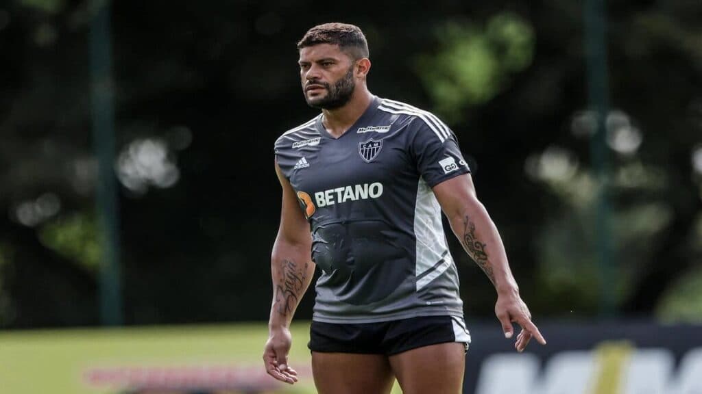 Hulk volta ao treinamento no campo durante a recuperação