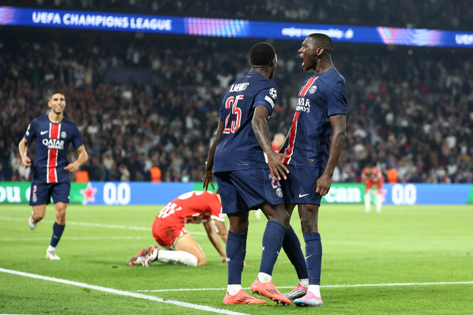 PSG marca no fim e vence o Girona na estreia da Champions