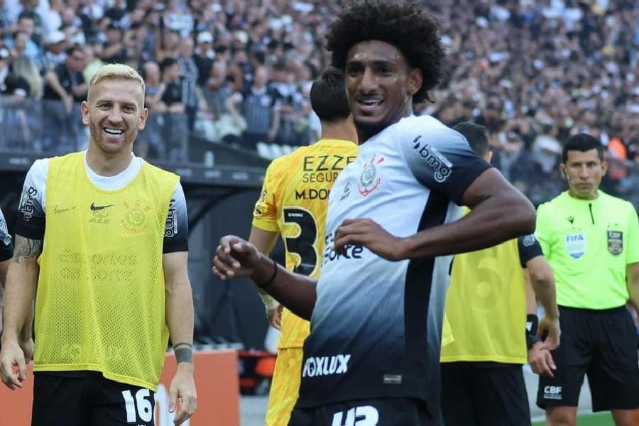 Corinthians vence Flamengo em jogo de reencontros no Brasileirão