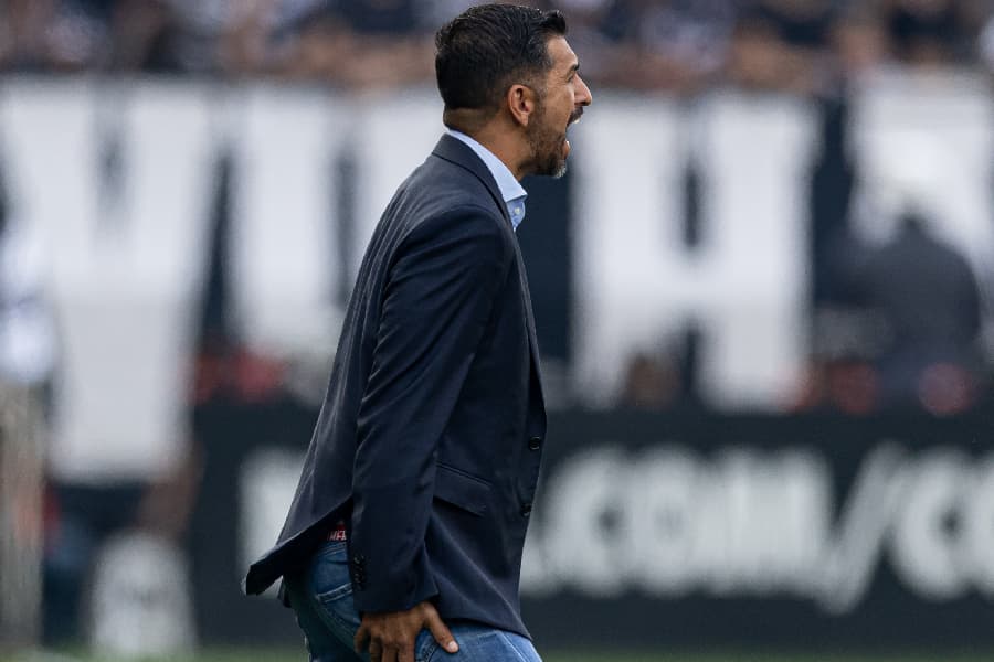 Auxiliar manda recado para arbitragem: ‘Com Corinthians não se mexe’