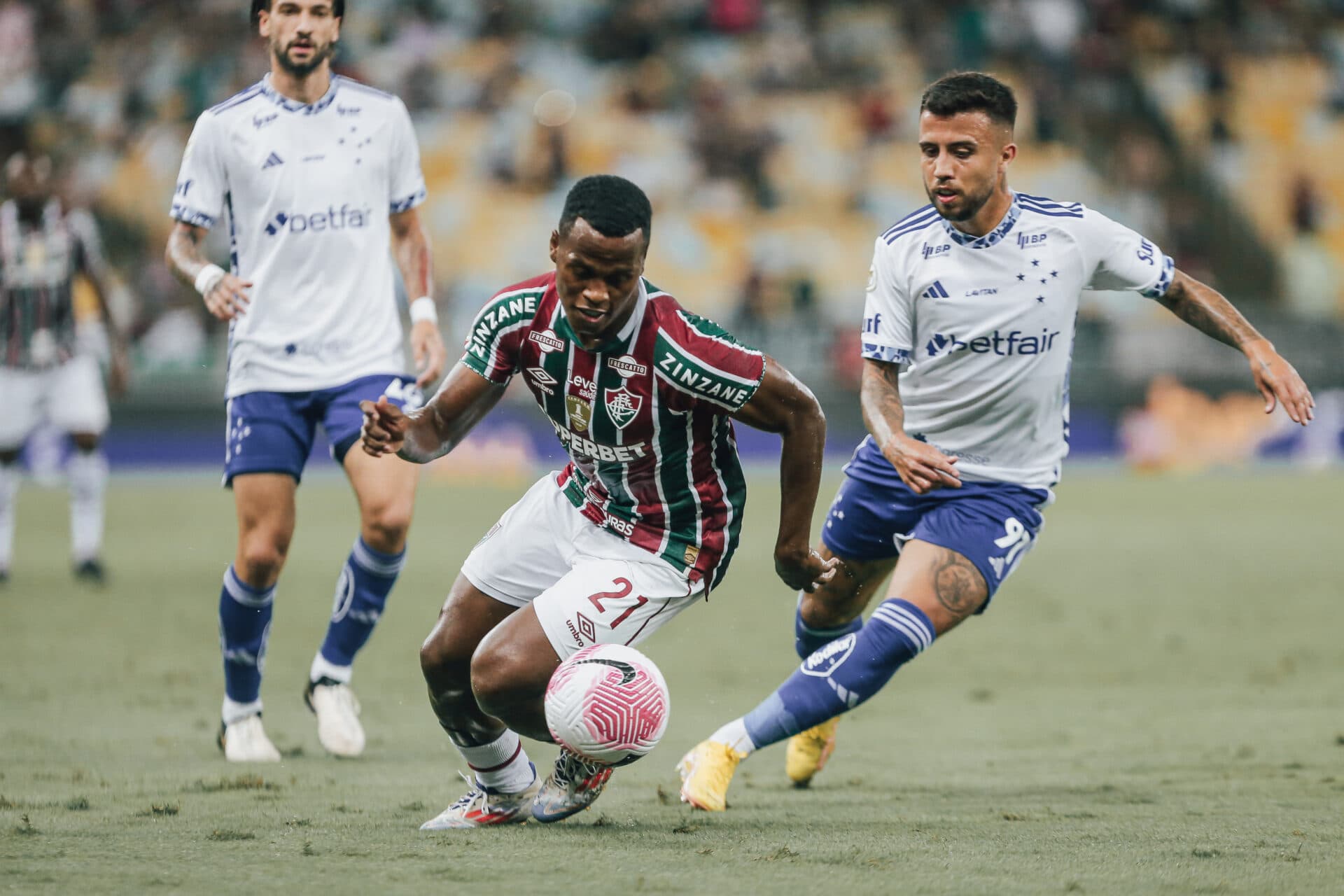 Fluminense vence o Cruzeiro e escapa do Z-4 em reencontro com Diniz
