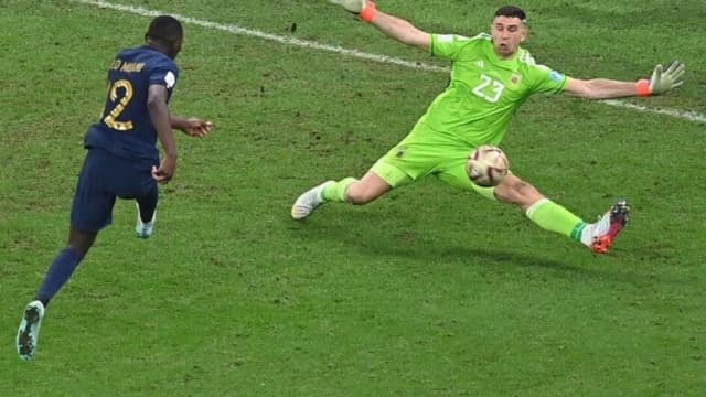 Quem é Emiliano Martinez, eleito melhor goleiro do mundo na Bola de Ouro