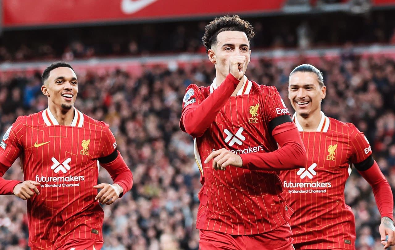 Liverpool vence o Chelsea e segue líder da Premier League