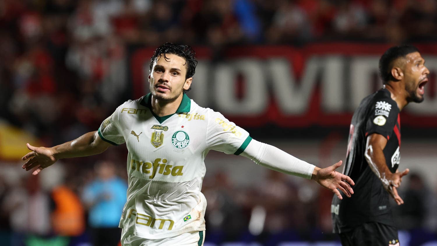 Palmeiras rebaixa o Atlético-GO e assume a liderança do Brasileirão