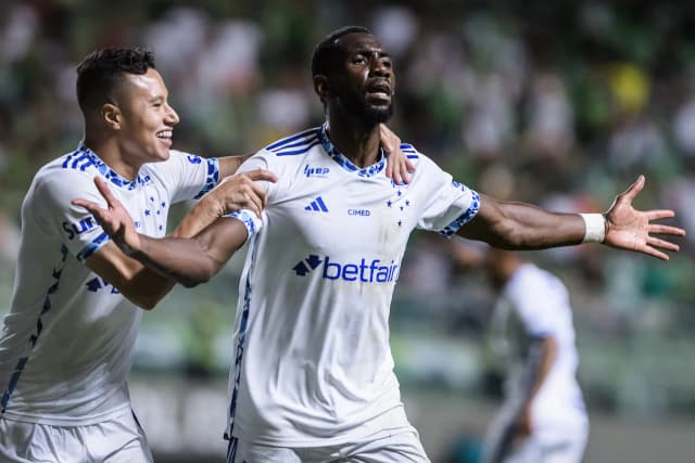 Cruzeiro anuncia saída de Bolasie e mais dois jogadores