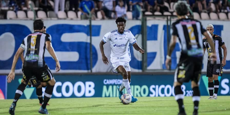 Cruzeiro perde para o Democrata e amplia crise no mineiro