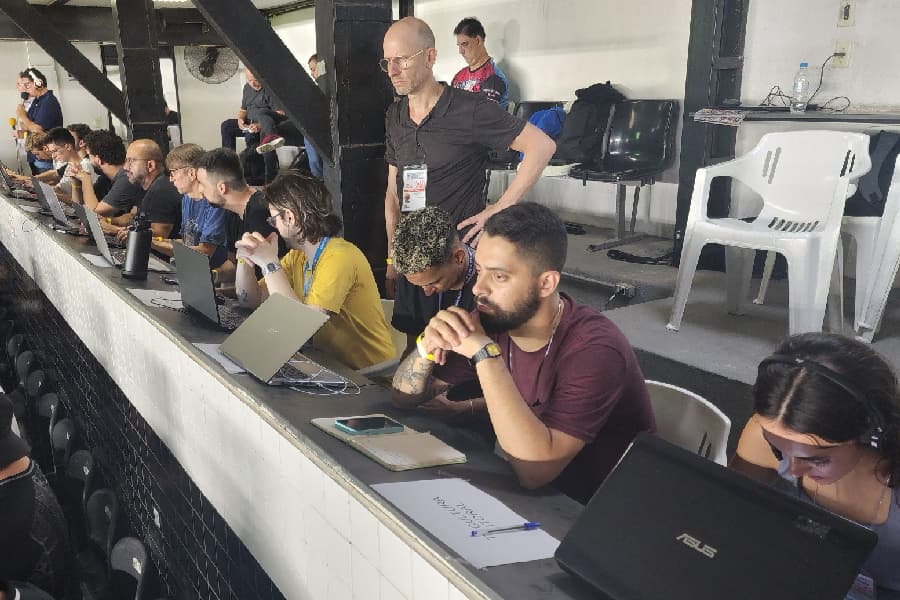 De falta de água a TV de 16 anos pifada: a cobertura da estreia de Neymar