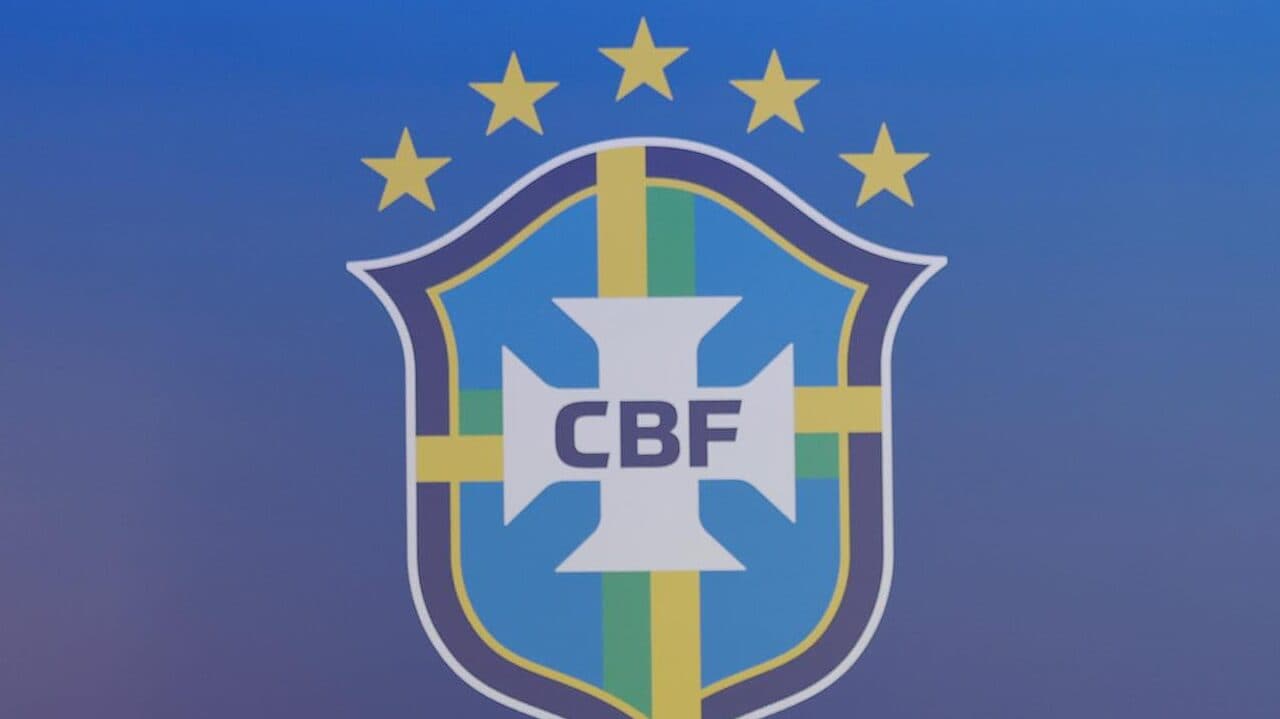 A FIFA vai aderir à “Lei Wenger”? Veja o futuro da regra de impedimento
