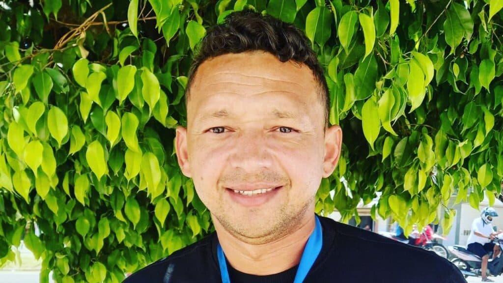 Como um ex-treinador virou jogador para evitar o rebaixamento