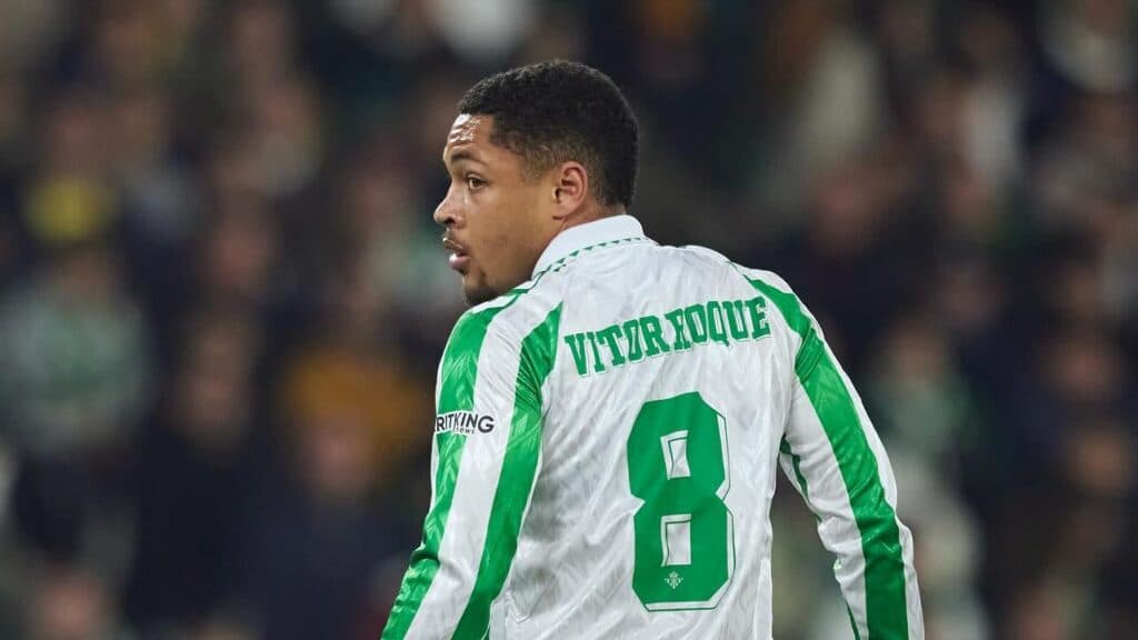 Vitor Roque perde espaço e vive momento de incerteza no Betis