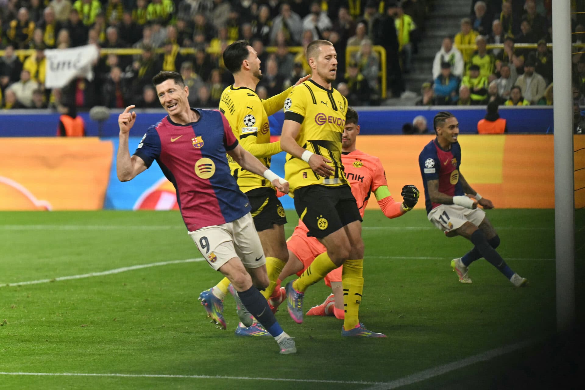 Champions: Barcelona perde do Dortmund, mas alcança 1ª semi sem Messi