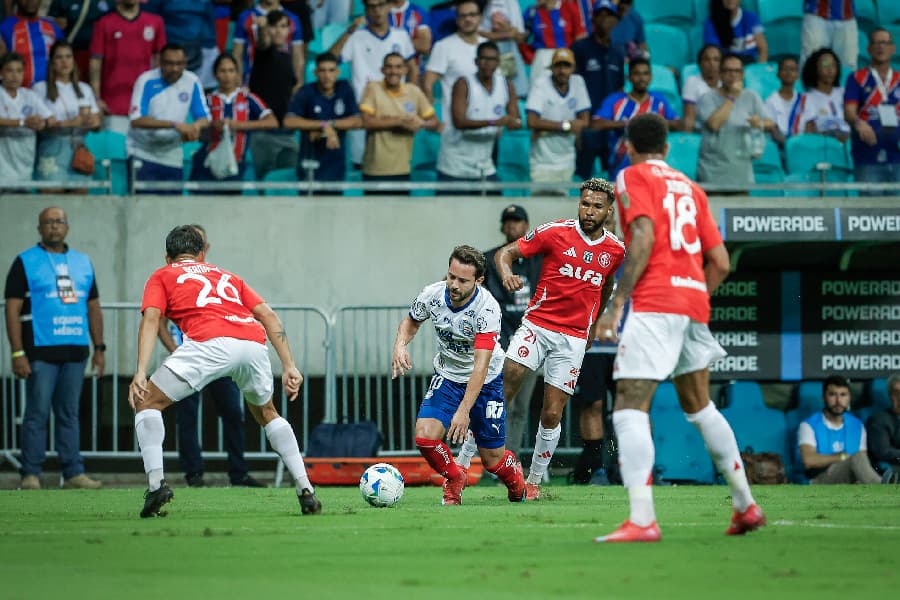 Bahia e Internacional empatam clássico eletrizante na Libertadores