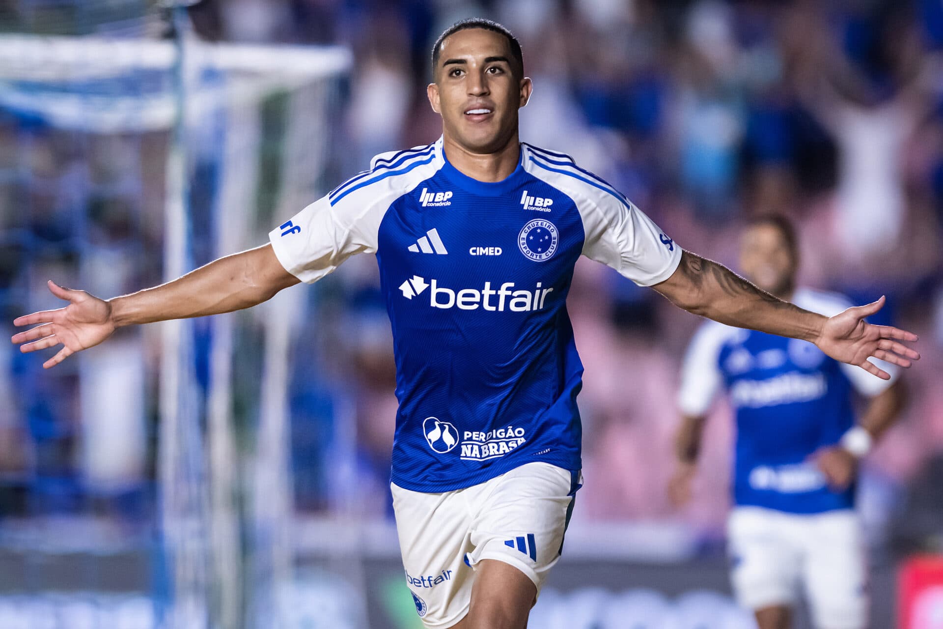 Cruzeiro vence o Vasco, pega o elevador e vai ao G-4 do Brasileirão