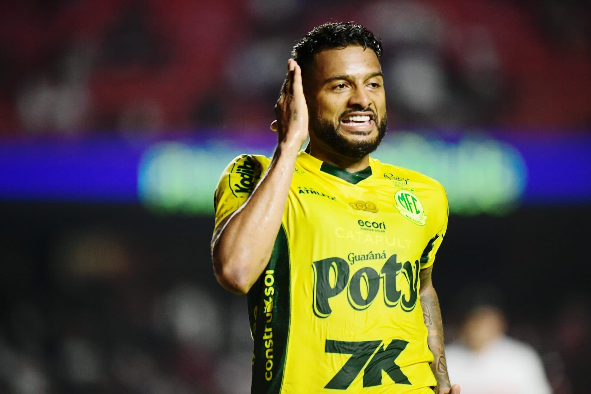 Reinaldo entra em top 3 de lista histórica de artilheiros do Brasileirão