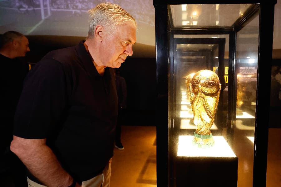Ancelotti visita museu e inicia trabalho na CBF