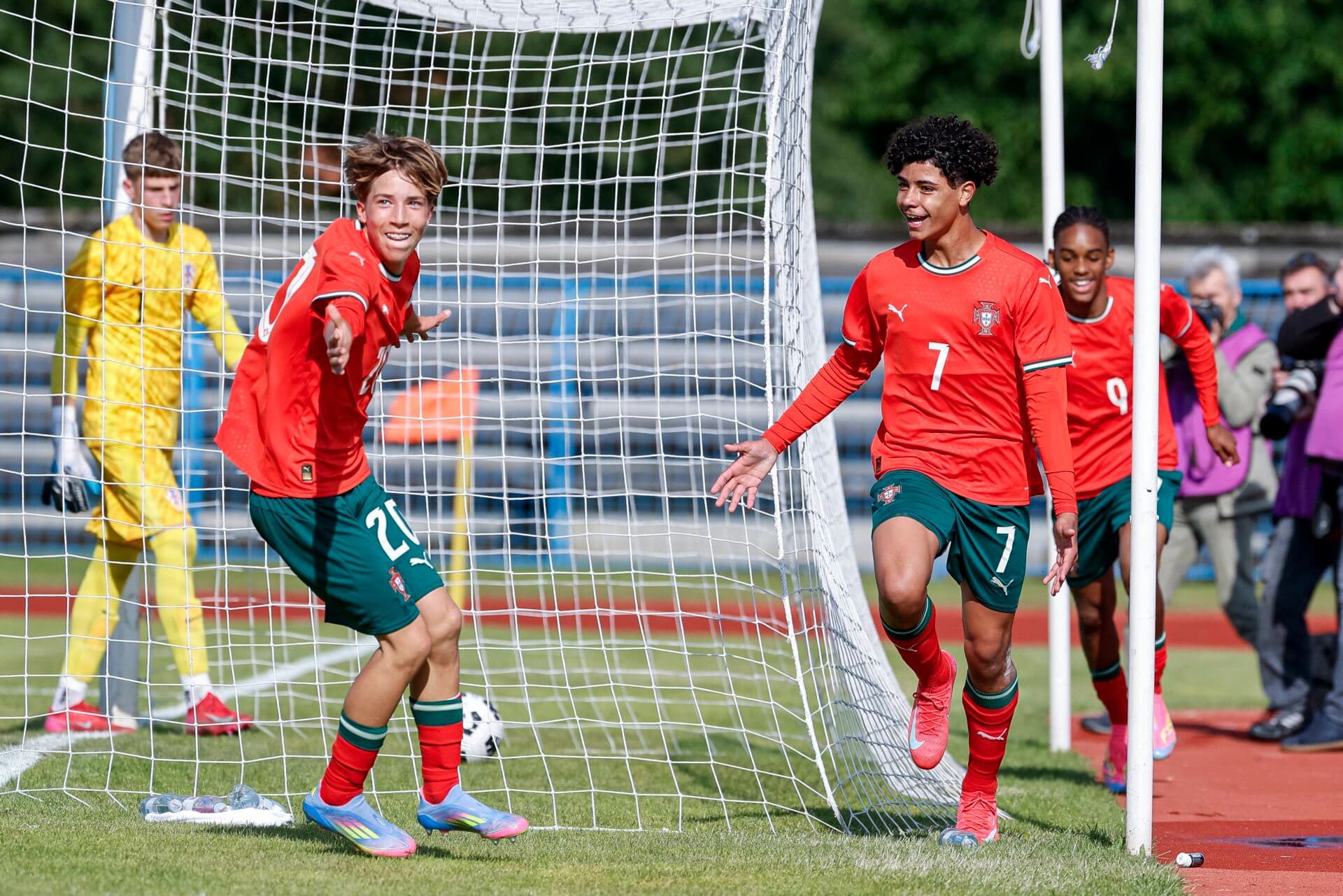 Siu! Cristiano Ronaldo Jr. faz dois gols é campeão sub-15 por Portugal