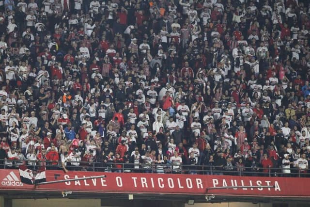 Pesquisa aponta torcida do São Paulo abrindo vantagem sobre a do Palmeiras