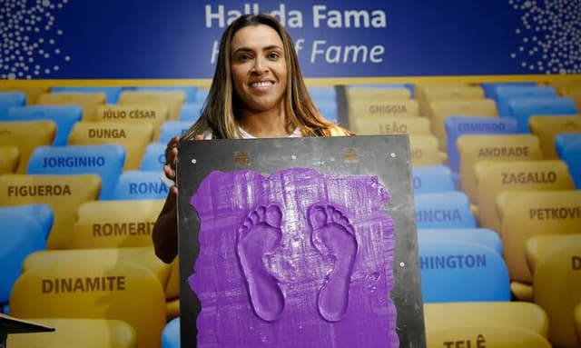 Quem tem o pé na Calçada da Fama do Maracanã