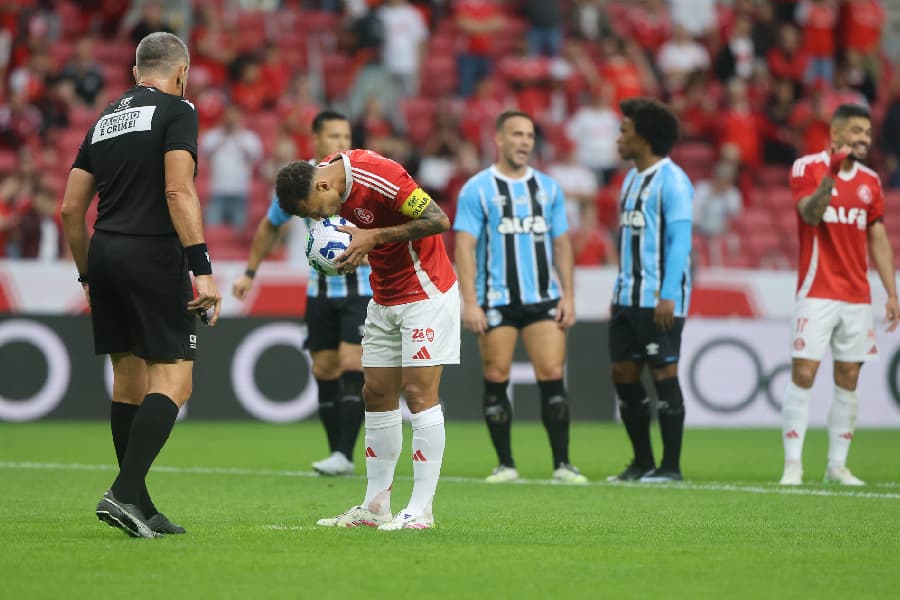 Grêmio vira e volta a vencer Inter em Gre-Nal eletrizante