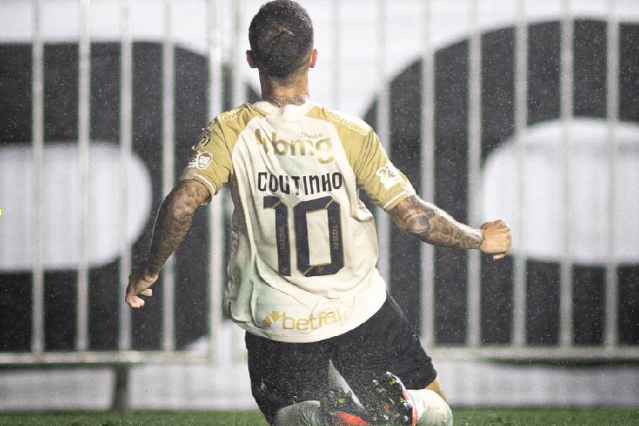 Vasco aproveita expulsão, vira sobre o Bahia e respira no Brasileirão