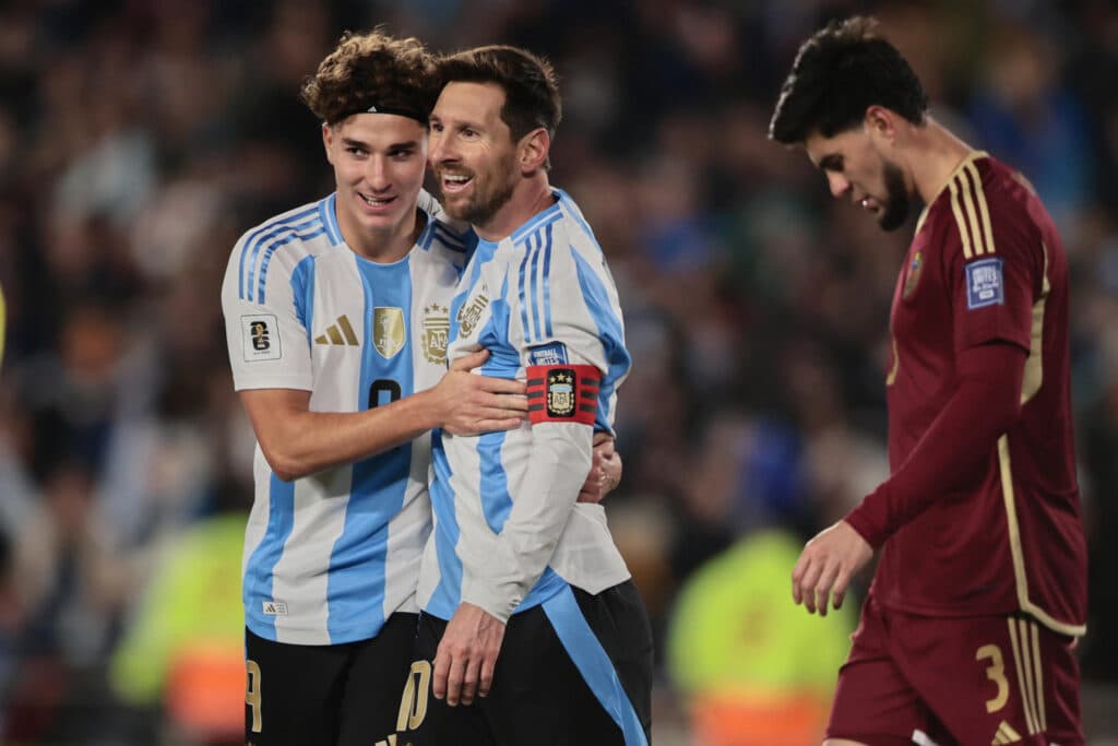Argentina passa fácil pela Venezuela com show e emoção de Messi