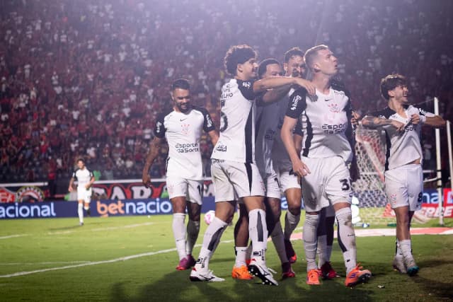 Corinthians supera expulsão e bate o Vitória em 2º triunfo seguido