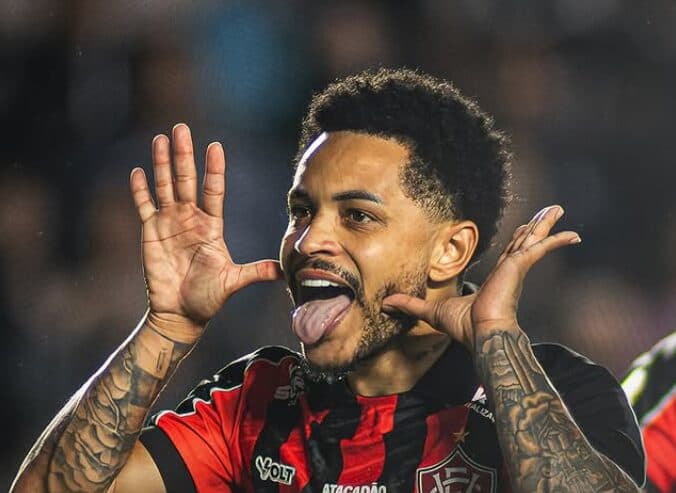 Vitória vence Santos na Vila e embola briga contra rebaixamento