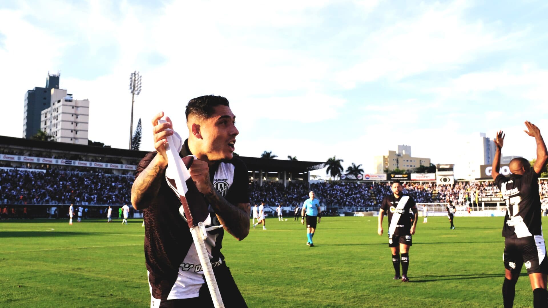 Bruno Lopes abriu placar para Ponte Preta contra Guarani - Alexandre Battibugli/PLACAR