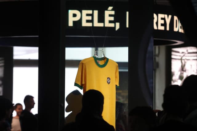 Camisa usada por Pelé na final da Copa de 1970 volta a ser exibida no Museu do Futebol
