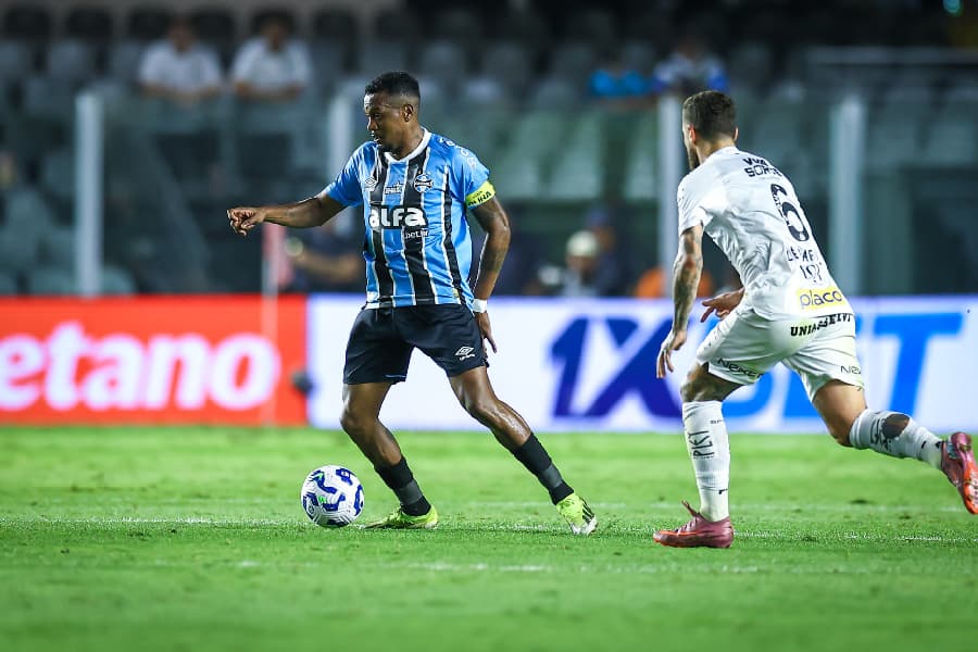 Santos acerta a trave, pressiona e busca empate contra Grêmio