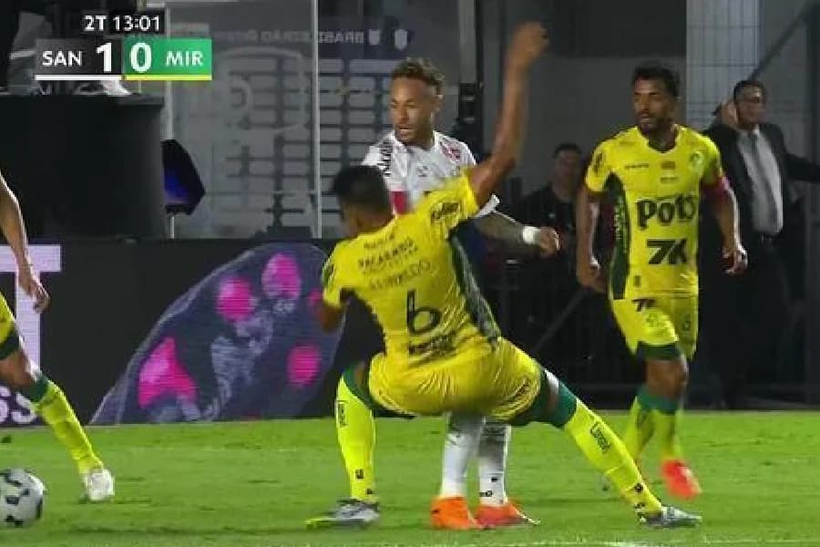 Pênalti de Neymar: árbitro vai de ‘contato mínimo’ a ‘chute na perna’ após VAR