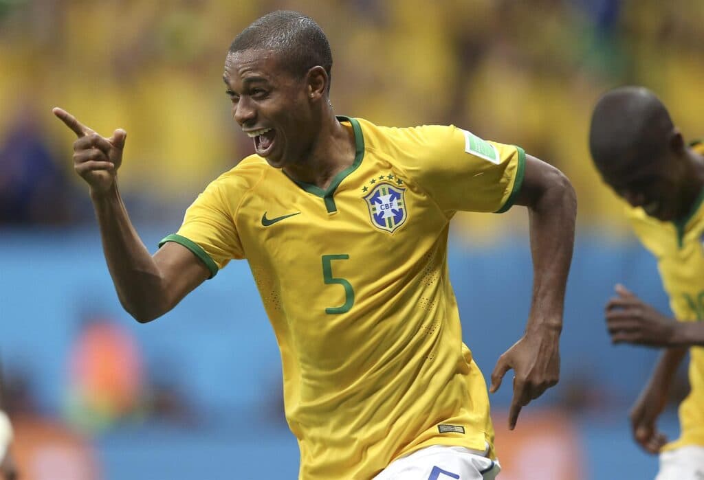 Fernandinho marcou um gol na vitória do Brasil contra Camarões na Copa 2014 - EFE