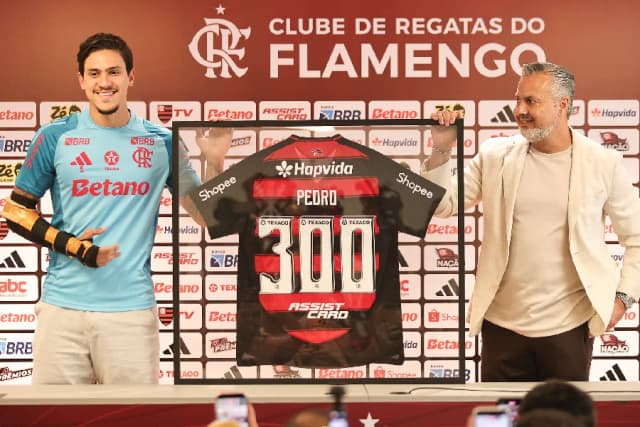 Pedro aparece com braço imobilizado e Fla atualiza situação do atacante