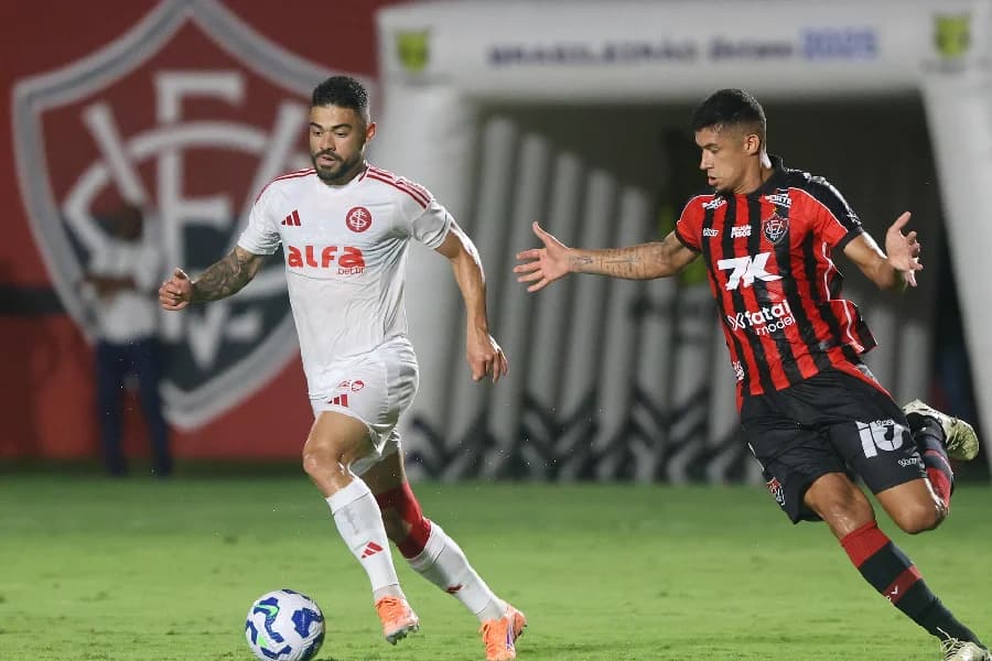 Halter vira herói, Vitória bate o Inter e deixa a zona de rebaixamento