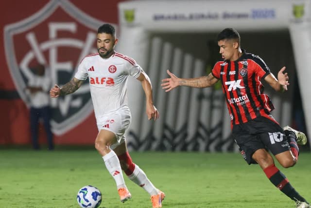 Halter vira herói, Vitória bate o Inter e deixa a zona de rebaixamento