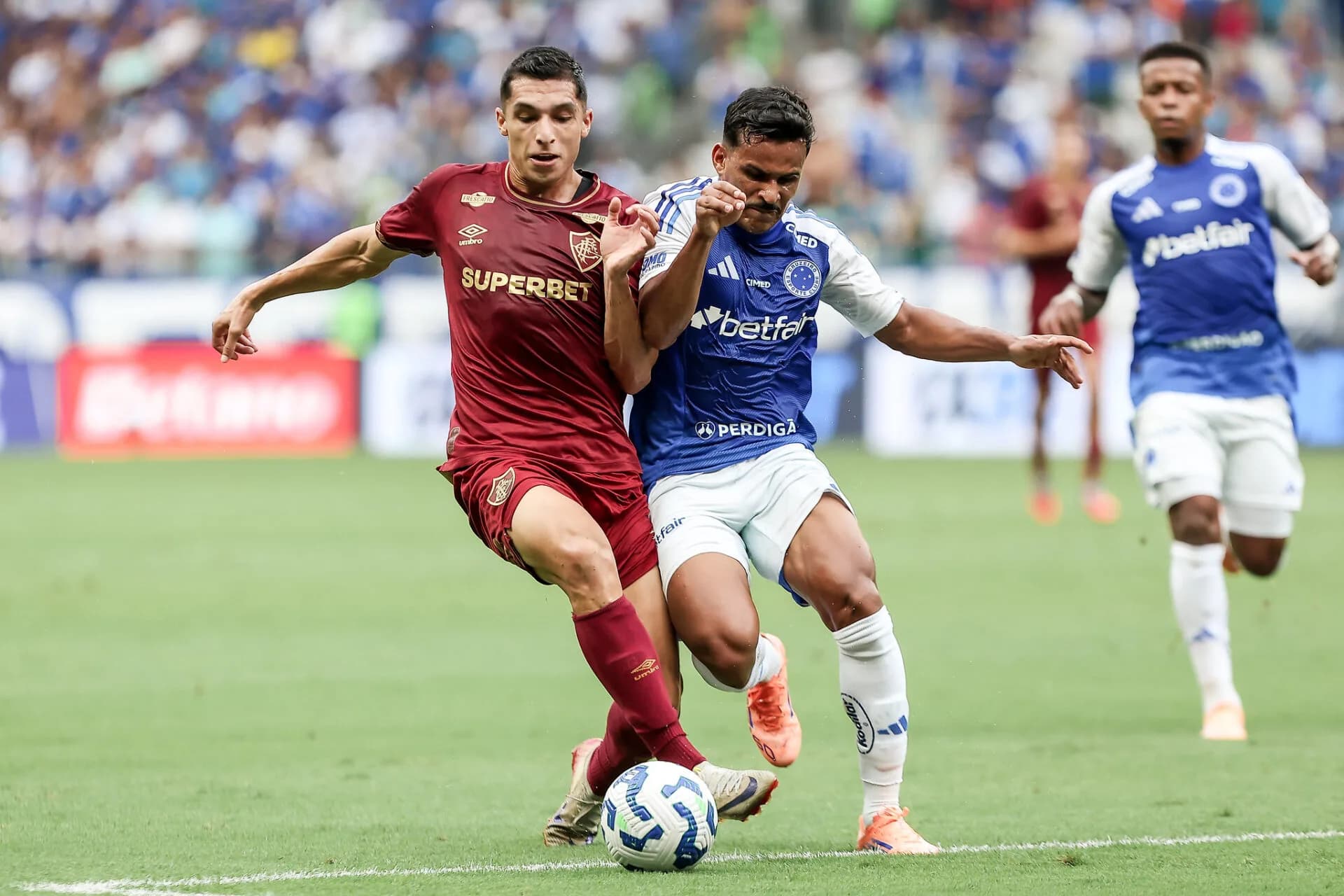 Cruzeiro e Fluminense param em goleiros e traves e empatam no Mineirão