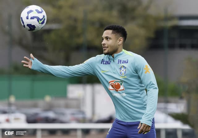 Vitor Roque defende retorno ao Brasil, mas mantém sonho da Europa