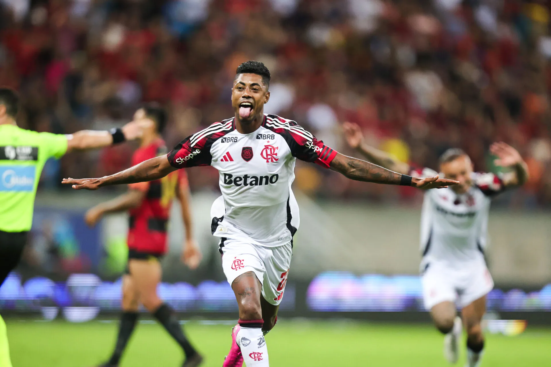 Flamengo rebaixa o Sport com goleada e assume liderança do Brasileirão